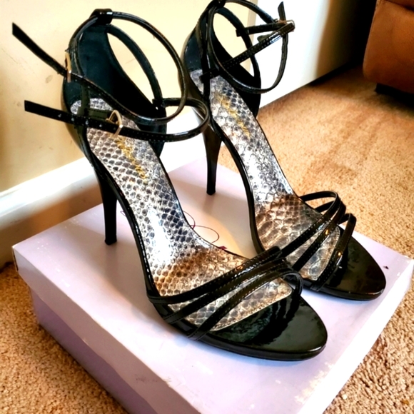 BLACK Strappy Sandal                         Like NEW....WORN ONCE!! - Picture 2 of 4